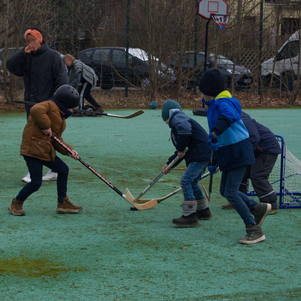 Kinder spielen Hockey